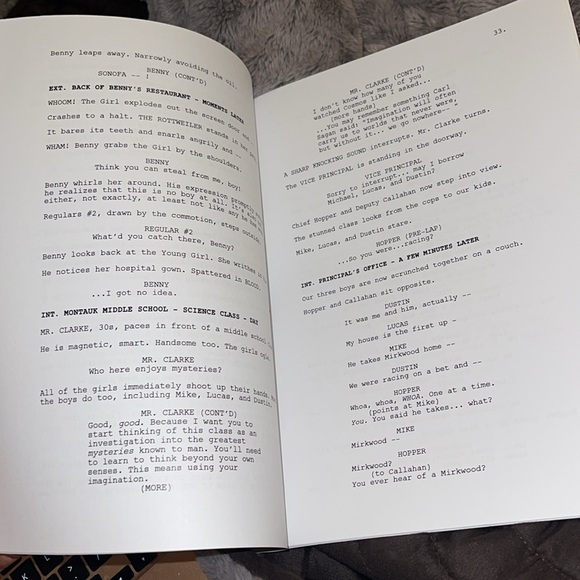 Stranger things autographed pilot script signed by whole cast - Picture 2 of 3